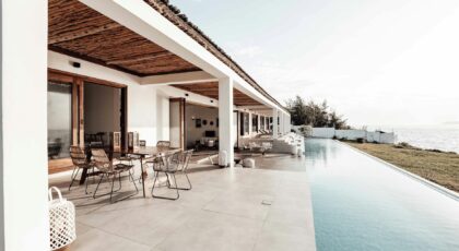 Contemporary villa with an infinity pool overlooking the ocean, perfect for luxury getaways.